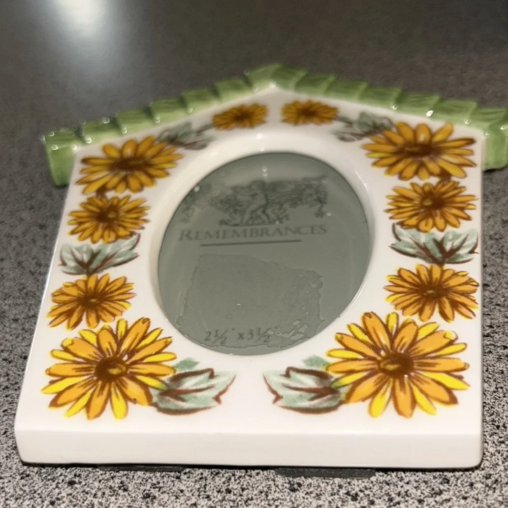 NWT ceramic Remembrances bird house portrait holder.